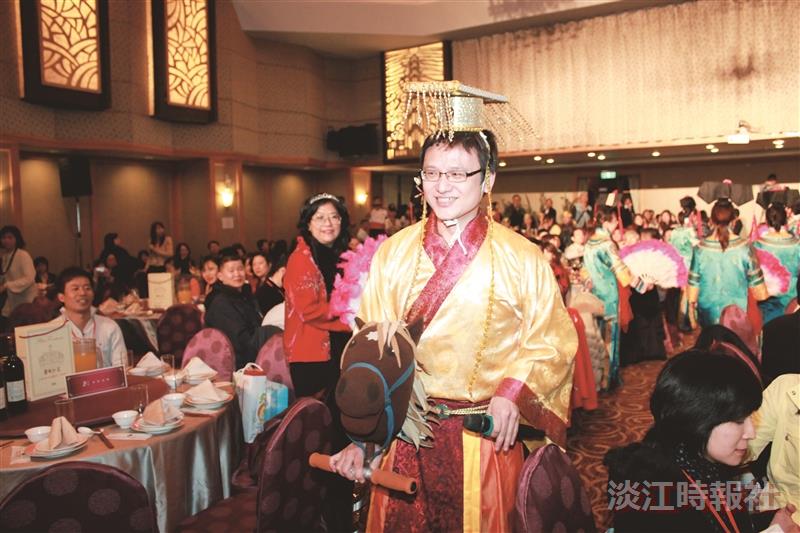 開場時，主持人之一的企管碩專一陳明裕，以皇帝裝扮，騎竹馬入場，引起眾人目光。 （攝影／李鎮亞）