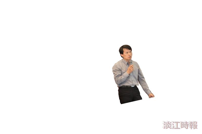 校長張家宜（右）於班代表座談會中頒發優秀青年獎給企管三蘇玟瑄（左）。（攝影／鄭雅文）