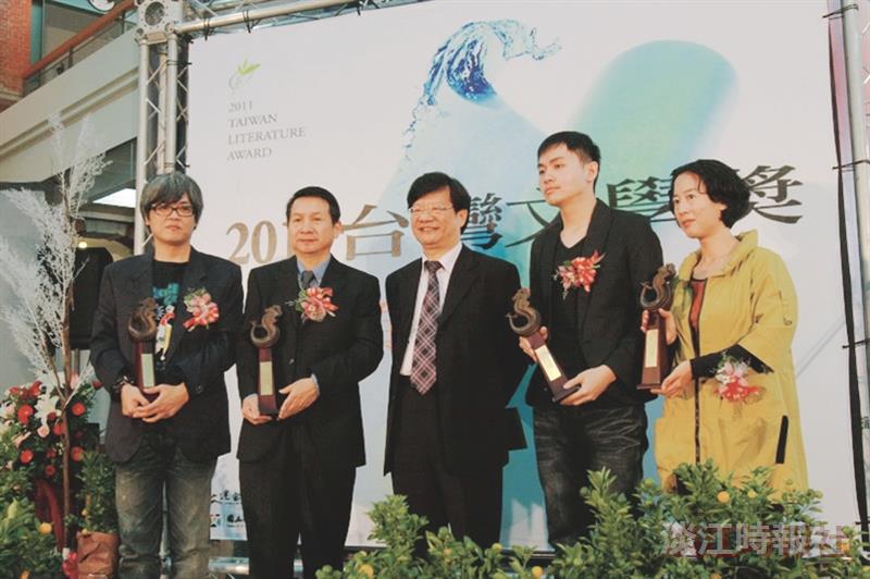 2011臺灣文學獎於日前舉行頒獎典禮，本校中文系校友王昭華（右一）以〈哀爸叫母〉榮獲「2011臺灣文學獎創作類臺語散文金典獎」。（圖／王昭華提供）