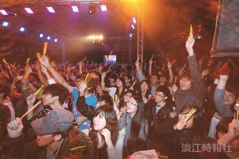 由商管12系聯合舉辦的「夜淡月瘋狂」，15日在活動中心瘋整夜！現場擠進千人，一睹藝人風采！現場有飲品提供學生「暢飲無限」，讓學生直呼，「太high了！」（文／歐書函）