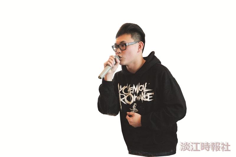 社團負責人座談會，社長的心聲，學校都聽到了。圖為總務處總務長鄭晃二（左）回應詞創社社長財金三謝汶權（右）。（攝影／李又如）