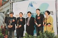 2011臺灣文學獎於日前舉行頒獎典禮，本校中文系校友王昭華（右一）以〈哀爸叫母〉榮獲「2011臺灣文學獎創作類臺語散文金典獎」。（圖／王昭華提供）