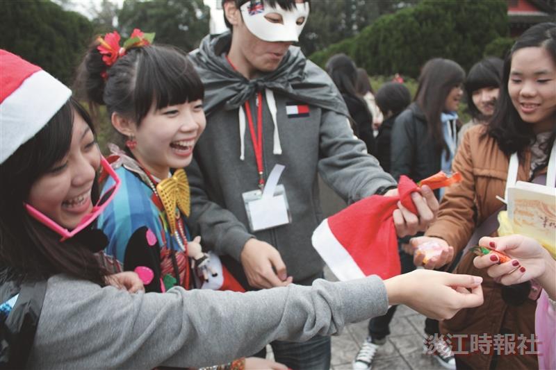 同學爭相索取免費耶誕糖。