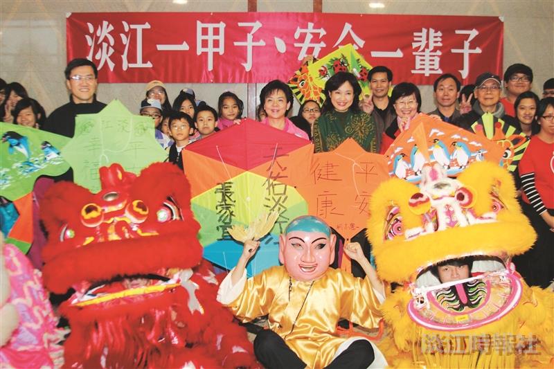 22日下午學務處於游泳館舉辦「淡江一甲子、安全一輩子」風箏祈福活動，僑生醒獅團進行開幕，拉下「淡江一○一、永遠拿第一、五虎騰飛躍、校園永安康」四道賀詞。祈福題字活動由校長張家宜、行政副校長高柏園和學務長柯志恩，分別在風箏上題字：天佑淡江、淡江平安幸福、平安健康。張校長表示，雖然本校是世界第一所安全校園大學，但意外、災難不可避免，「祝我們永遠平安，淡江成為永續的大學。」現場更邀請到鄧公國小學生參與，手作風箏，一起為淡江祈福。圖為校長張家宜（中）、教育學院院長高熏芳（右一）、學務長柯志恩（右二）、研發長康尚文（左一）。〈文／賴奕安、攝影／鄧翔〉