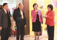 本校國際暨兩岸事務處於上週舉辦國際事務副校長室及國際暨兩岸事務處喬遷茶會，校長張家宜在茶會開幕時致詞，前校長陳雅鴻教授（左二）及全校多位同仁到場祝賀，國際事務副校長戴萬欽（左一）及國際處秘書郭淑敏（右一）也在茶會中接待。（圖／國際處提供、攝影／梁琮閔）