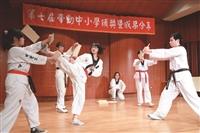 課外活動輔導組、學生會與康樂輔導社於上周五在文錙音樂廳舉辦「第七屆帶動中小學社團頒獎暨發展成果展」，邀請各所受服務之中小學及本校服務社團共同參與。會中由魔術社、跆拳道社、舞研社及吉他社帶來精彩的表演。本學期共有20個社團、23項分項計畫，並前往9所中小學服務，會上學生發表感言，分享服務學習後的感動。（文／張瑞文、攝影／梁琮閔）