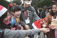 同學爭相索取免費耶誕糖。