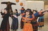 源社於19日在黑天鵝展示廳首次舉辦「排灣族文物展」，展出排灣族各式文物，源社社長土木二高筠筑表示，希望透過這次展覽AINUA KU VARUNG（你的心在哪裡）找回原住民的心，增加對自己族群的認同感，也藉此讓非原住民的同學們了解排灣族的文化。（文／謝佩穎、攝影／羅廣群）