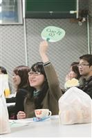學教中心學發組於22日在I601舉辦「非說BOOK－學生學習社群讀書會推廣分享會」中，現場發放「Cue我」扇子，進行讀書會運作的有獎搶答，還可填寫扇子背後的16格號碼，進行賓果連線遊戲。負責活動規劃的學教中心劉欣怡表示，這樣的活動方式可讓大家踴躍發言外，也能在分享中討論讀書會的運作方式。參與讀書會已有2年的資傳四陳致芸，分享她在「動畫創作組讀書會」期間，所獲得的成果。陳致芸表示，讀書會的課程是在學期初，和組員一起討論出內容方向和大綱，再依時輪流以教學和分享方式進行。她也提到，參與讀書會讓她對設計更加有興趣，也和組員一起參加動畫設計比賽的難得經驗。（文／鍾小喬、攝影／梁子亨）