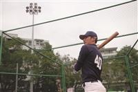 本校體育事務處配合教育部補助經費，重新整建棒壘球場，包括本壘區排水系統、本壘後方護網更新、新建牛棚投手練習區及兩座五層式休息區，電機碩一劉明濬說：「以後下雨就不用花太多時間整理場地，球也不會再亂跑K到人，這些設備都太實用了！」（文／賴奕安、攝影／謝佩穎）