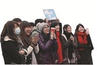 淡水人的聖誕節怎麼過？西音社於上月25日聯合輔仁搖滾音樂研究社和明志科大愛樂社，於淡水捷運站舉辦「享樂」聯合期末成果發表。各學校兩兩樂團接力演唱，吸引不少路過旅客駐足欣賞，淡江高中三年級王晨安表示，路過時發現這個活動，淡水能在聖誕節有如此活動感覺很不錯。當天有樂手過生日，依然義無反顧地前來助陣。台下觀眾更是揮舞著仙女棒，讓活動增添不一樣的氣氛。（文／黃致遠、攝影／謝佩穎）