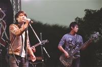 淡水人的聖誕節怎麼過？西音社於上月25日聯合輔仁搖滾音樂研究社和明志科大愛樂社，於淡水捷運站舉辦「享樂」聯合期末成果發表。各學校兩兩樂團接力演唱，吸引不少路過旅客駐足欣賞，淡江高中三年級王晨安表示，路過時發現這個活動，淡水能在聖誕節有如此活動感覺很不錯。當天有樂手過生日，依然義無反顧地前來助陣。台下觀眾更是揮舞著仙女棒，讓活動增添不一樣的氣氛。（文／黃致遠、攝影／謝佩穎）