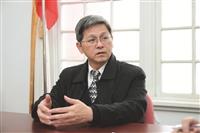 30年的經驗，陳偉泓不畏懼未知的挑戰，並秉持著對教育的熱情及敬業樂業的精神，專注於現下的工作。他認為，最重要就是要保持熱忱，適時舒壓，就能克服各種困難，對自己的信念堅持到底。（攝影／李鎮亞）