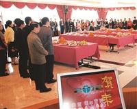 新春團拜張校長金龍相贈賀龍年大吉