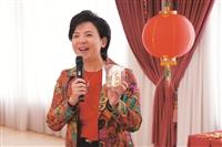 新春團拜張校長金龍相贈賀龍年大吉