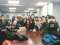 全創院院長劉艾華（左六）、觀光系系主任葉劍木（左一）以及政經系系主任鄭欽模（左八），在賓州印第安那大學訪視本校大三出國生。（圖／全球創業發展學院提供）