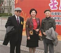 主辦單位中華民國書學會會長暨本校文錙藝術中心副主任張炳煌（左一）與張校長（左二）及本校中文系榮譽教授王仁鈞（右一）一同揮毫。（攝影／黃文智）