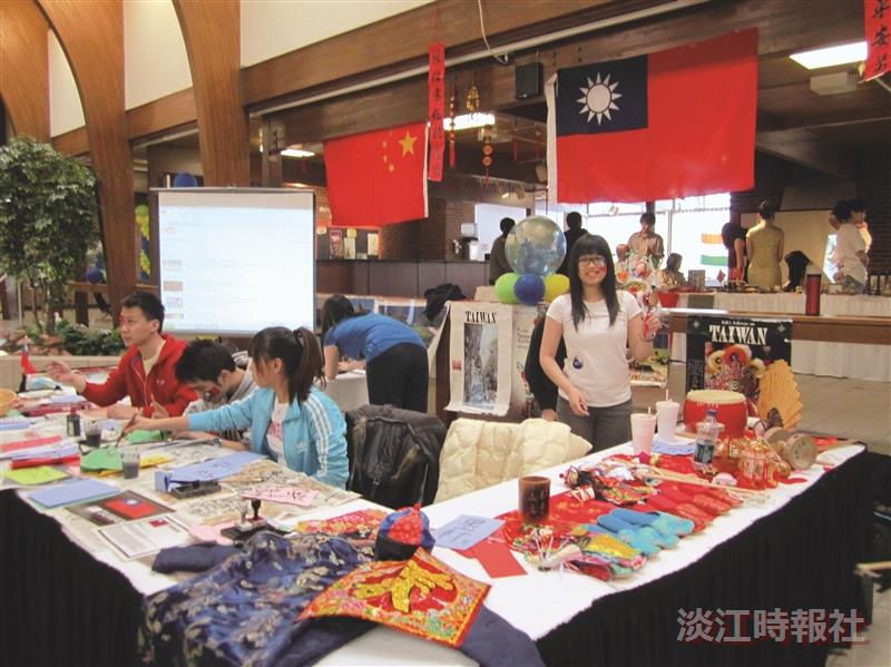 國企四盧品穎（右一）留學美國時，參加International Night所主持的攤位，內容介紹自己國家和特色文物。（圖／盧品穎提供）