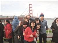 國企四盧品穎，大三留學芬利大學時，與淡江同學、日本同學一起自助旅行，並在美國加州的金門大橋前留影。（圖／盧品穎提供）