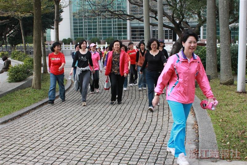 女教職員健走