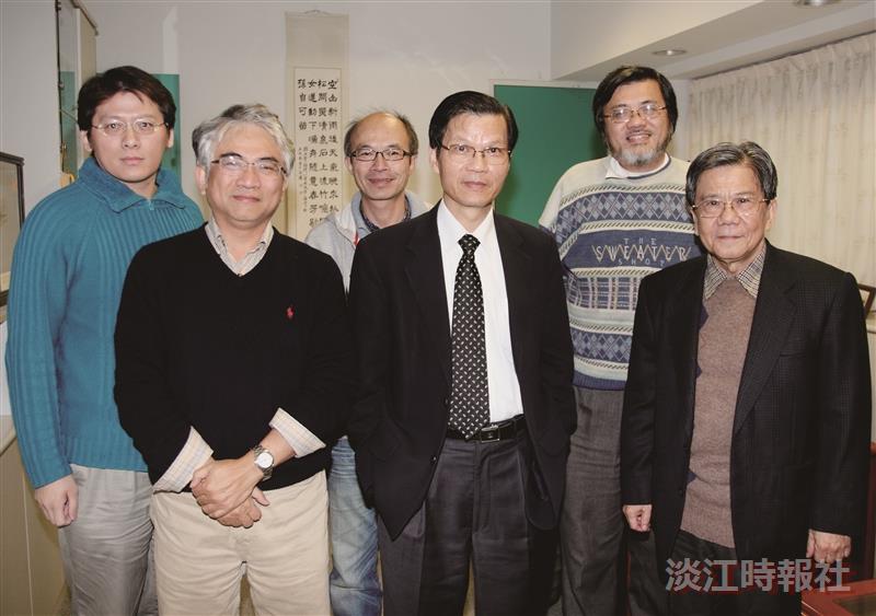 中央研究院院長翁啟惠（右三）與理學院院長王伯昌（左二）、榮譽教授魏和祥（右一）及化學系系主任林志興（右二）等人於演講會後一同合影。（攝影／鄧翔）