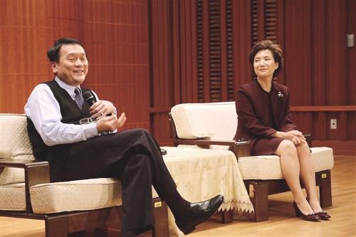 中央研究院院士、現任國科會主委朱敬一（左一）在淡水校園文錙音樂廳內演講，吸引將近300人師生到場聽講。（攝影／梁琮閔）