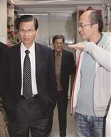 翁啟惠（左一）於演講會後參訪化學系教學設備時，由系上教授徐秀福（右一）詳細解說。（攝影／鄧翔）