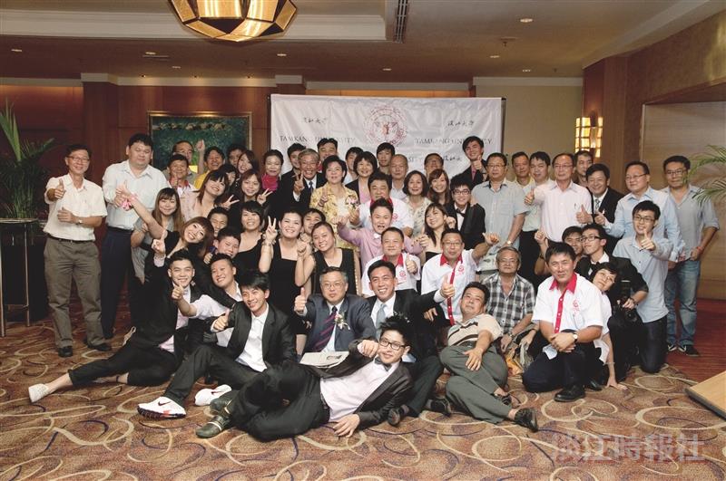 張校長參加馬來西亞留台淡江大學校友會創會16週年紀念暨2012年淡江雙年會推介典禮晚會，與校友合影。（圖／校服暨資發處提供）