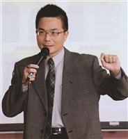 黃文智認為大學上課的班級形態不同於小學、高中 ，要認識不同科系的朋友，「社團」是一個很好的機會。（攝影／羅廣群）