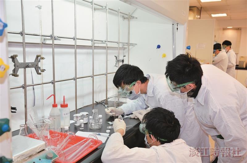 鍾靈化學創意競賽中，參賽者聚精會神進行實驗操作。（圖／化學系提供）