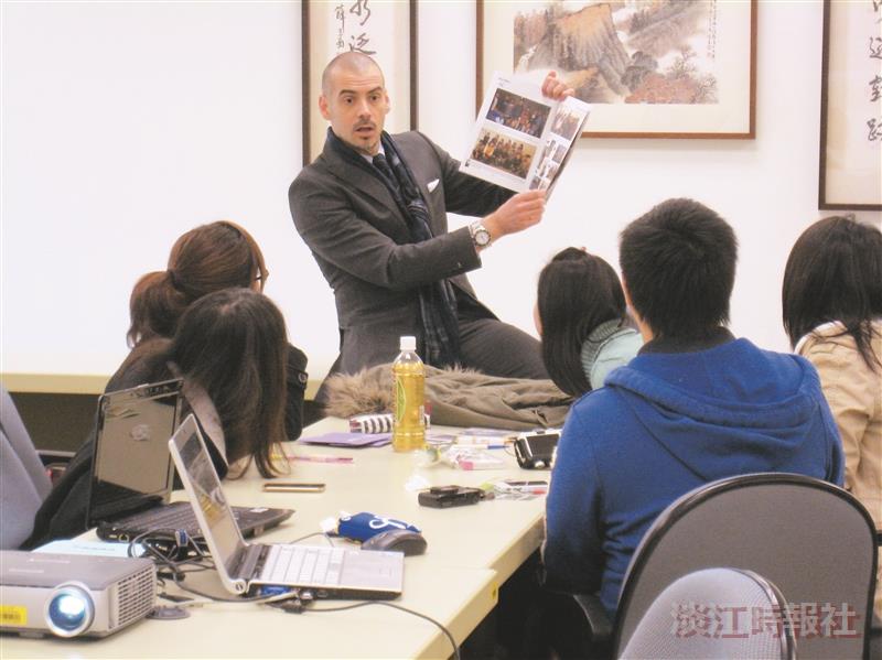 姊妹校加州大學沙加緬度分校的Paulo Pinto於13日到蘭陽校園，解說到該校留學情形。（圖／蘭陽校園提供）