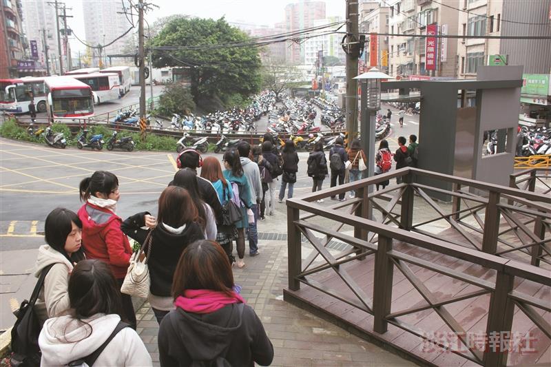 指南客運淡水總站旁新建置完成的公車亭，讓師生的候車動線更加井然有序。（攝影／梁子亨）