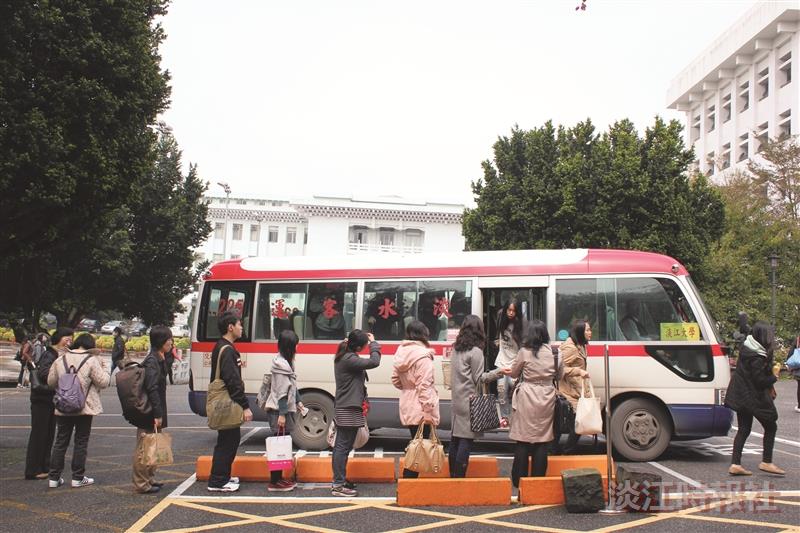 淡水客運紅28希望藉由增開班次及延伸路線的方式，有效落實師生共乘制。（攝影／梁子亨）