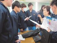 經濟系系主任莊希豐（右二）於金門中學招生說明會後，回答學生的提問。（圖／商學院提供）