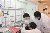 鍾靈化學創意競賽中，參賽者聚精會神進行實驗操作。（圖／化學系提供）