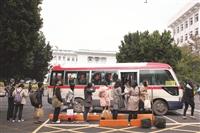 淡水客運紅28希望藉由增開班次及延伸路線的方式，有效落實師生共乘制。（攝影／梁子亨）