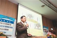 賴英照旁徵博引，引述古今中外的相關文獻，提供學員反思企業捐贈適法性與企業社會責任角色定位。（圖／財金系提供）