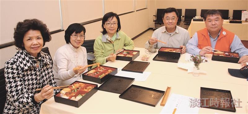 上個月26日舉辦「低碳日式便當」試吃會。參與活動的衛保組營養師孫曉文表示，除了菜色多樣性外，衛保組與膳食督導社共同執行的檢查食材來源機制，像是肉類是否經過CAS認證，讓我們能在享用美味的餐點時，吃得更安心。（文／林俞兒、攝影／林奕宏）