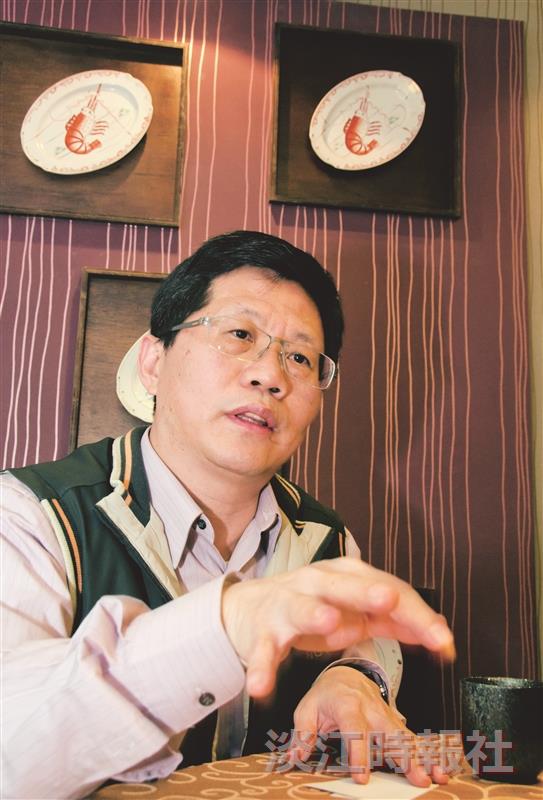 許益欽以自身的餐飲經驗勉勵學弟妹，行行出狀元，要相信自己，並秉持執著的理念，就有機會發光發熱。（攝影／羅廣群）