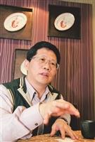 許益欽以自身的餐飲經驗勉勵學弟妹，行行出狀元，要相信自己，並秉持執著的理念，就有機會發光發熱。（攝影／羅廣群）