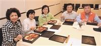 上個月26日舉辦「低碳日式便當」試吃會。參與活動的衛保組營養師孫曉文表示，除了菜色多樣性外，衛保組與膳食督導社共同執行的檢查食材來源機制，像是肉類是否經過CAS認證，讓我們能在享用美味的餐點時，吃得更安心。（文／林俞兒、攝影／林奕宏）