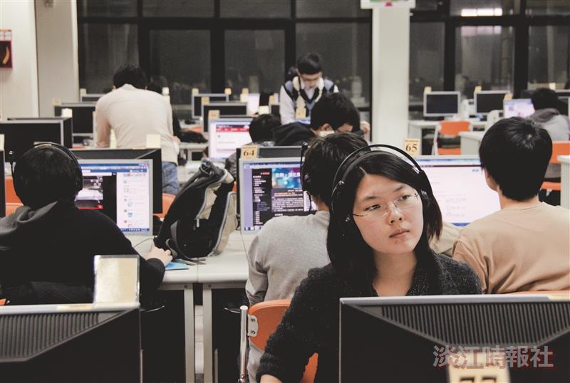 新一代青年在資訊爆炸的時代，受到過多的訊息、社群交友影響，讓壓力及憂鬱人數日漸增加。諮輔組建議學生多放寬心胸，面對壓力要儘早處理，預防勝於治療。（本報資料照片，攝影／羅廣群）