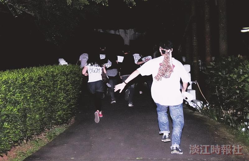 「獵人來了，快跑！」財金系日前在夜裡舉辦全員逃走中活動，玩家在校園奔馳躲避獵人追擊。（攝影／鄧翔）