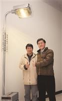 研發長康尚文（右）曾於民國98年以「高功率發光二極體照明燈具與其散熱模組」、「以多層基板結構散熱之LED燈具」2項LED研發獲得美國發明專利，並實際應用於學校的路燈。（攝影／陳怡菁）