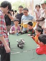 成人教育部應臺北市政府教育局之邀，於4日兒童節在臺北市立動物園，參加「2012臺北兒童月系列活動-童來瘋闖關遊戲活動」。（文、攝影／李鎮亞）
