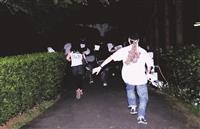 「獵人來了，快跑！」財金系日前在夜裡舉辦全員逃走中活動，玩家在校園奔馳躲避獵人追擊。（攝影／鄧翔）