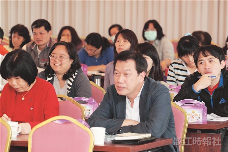 在100學年度全面品質管理研習會中，參與的同仁均專注聆聽各項會議議程。