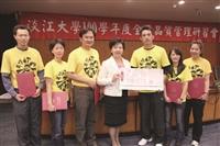 張校長頒發100學年度淡品獎亞軍，由體育事務處所組成的五虎圈奪得。該圈的精神旨在發揮淡江人「虎虎生風」，強壯勇猛的體魄與精神，同時也呼本校德、智、體、群、美五育均衡之教育理念，希冀提供更高品質的教學服務。在全面品質管理研習會中，該圈成員透過成果影片的播放，讓本校的學生和授課教師實際現身說法，充分展現出五虎圈的改善成效。