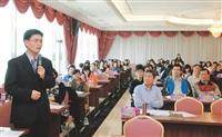 品保處稽核長白滌清在100學年度全面品質管理研習會中提問。