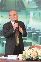100學年度全面品質管理研習會的專題演講的主講人欣興電子副總經理陳冠富。